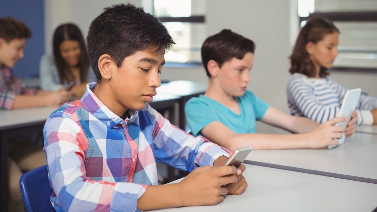 Nový Zéland zakáže používání mobilů ve školách. Děti prý hloupnou